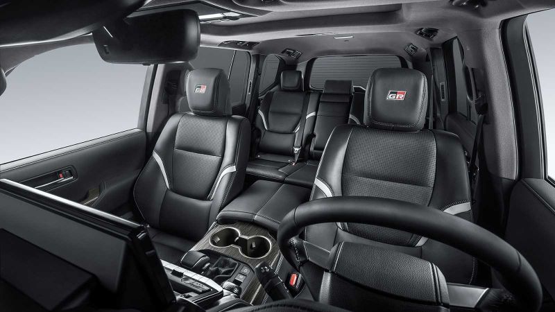 Великолепный салон Toyota Land Cruiser 300